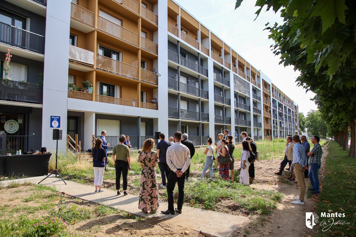 Mantes-la-Jolie (@manteslajolie_) on Twitter photo La Place des Services a ouvert quartier Debussy. Un espace pour les habitants : retrait de colis, prêt d’objets du quotidien, impressions, coin détente, infos pratiques…
🤝 Une démarche de proximité portée par la Ville et le maire <a href="/raphaelcognet/">Raphaël COGNET</a>, <a href="/GroupeLaPoste/">La Poste Groupe</a> et CdC Habitat. La Place des Services a ouvert quartier Debussy. Un espace pour les habitants : retrait de colis, prêt d’objets du quotidien, impressions, coin détente, infos pratiques…
🤝 Une démarche de proximité portée par la Ville et le maire <a href="/raphaelcognet/">Raphaël COGNET</a>, <a href="/GroupeLaPoste/">La Poste Groupe</a> et CdC Habitat.