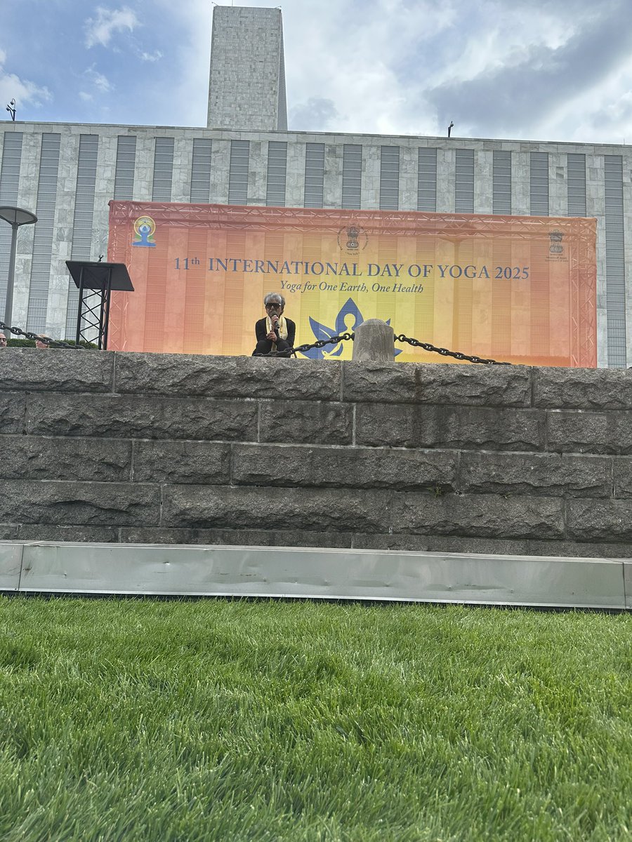 <a href="/GheorgheLeuca/">Gheorghe Leuca</a> <a href="/DeepakChopra/">Deepak Chopra</a> gently levitating everyone to be 1st self-aware, before being in, and part of, the incalculable Universe…to find stress-free peace of mind…!🥂