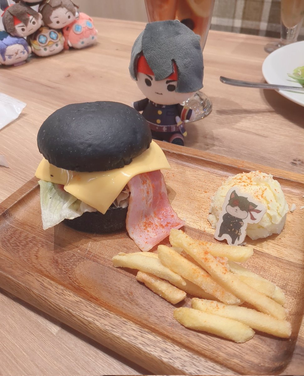 大逆転裁判カフェ〜行った(池袋)

✧︎本確あり 身分証必須
✧︎冷房ききすぎてるので羽織ものあったほうがいいかも
✧︎カプコンカフェに去年くらいからご飯のボリュームあからさまに減ったよね
✧︎ランダムアクスタはBOX販売あった
✧︎ドリンクファイトするならソーセキのお茶がおすすめ