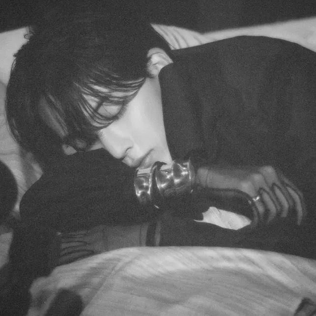 luvmgyuu's tweet photo. #jeongcheol | au. 

★ como cuando no era cantante

fama inesperada, un amor a medias y años llenos de un silencio ensordecedor. 
jh y sc nunca pensaron que volverían a verse pero una foto bastó para inspirar la canción que comenzó los rumores de citas entre ambos. https://t.co/vCZ0jq8JWA