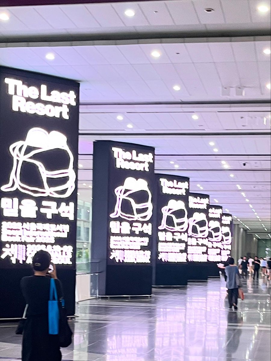 sunloolloo's tweet photo. 📚 #서울국제도서전 
2025. 6. 18 ~ 2025. 6. 22
코엑스 전시홀

"좋은 책은 친구와 같다.
그 친구는 결코 당신을 실망시키지 않을 것이다" 찰스디킨스

오직 ‘책’이라는 공통분모로 연결된 사람들의 모습. 각자 다른 관심사와 취향을 가진 사람들이 자연스럽게 어우러지는 모습은 축제 같았다

#힙독 https://t.co/hvIf36jJXe