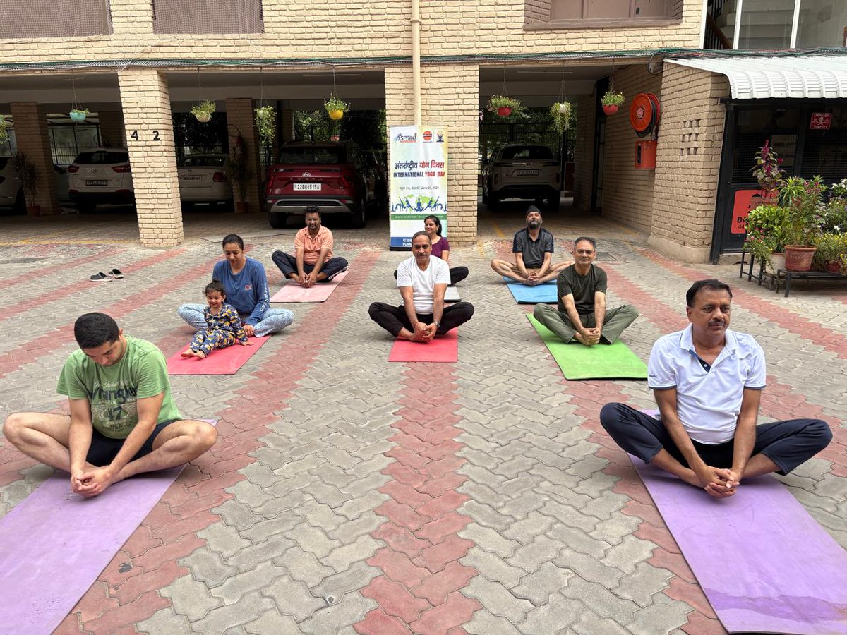 ioclpunjab's tweet photo. 🧘♂️🧘♀️ Yoga Day at IndianOil!
Employees & families @ioclpunjab Chd & Pkl colonies came together to celebrate #InternationalYogaDay with energy, unity & wellness.
Promoting a healthy lifestyle, the IndianOil way! ✨
#IndianOilCares #HealthyLiving #UnityInWellness
@IndianOilcl https://t.co/fcrHpQZPuc