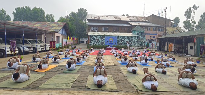 Valley_hunters_'s tweet photo. On #InternationalYogaDay, CRPF in Jammu &amp; Kashmir promoted peace and wellness through yoga.
#BhaktiYogWithDeva #अभिमन्यु_निर्मल_को_रिहा_करो निर्मल चौधरी अंतर्राष्ट्रीय योग #BoycottSitaareZameenPar राजस्थान विश्वविद्यालय #APBreaksWorldRecord #IranIsraelConflict Kohli John Cena https://t.co/F1UgjMPohL