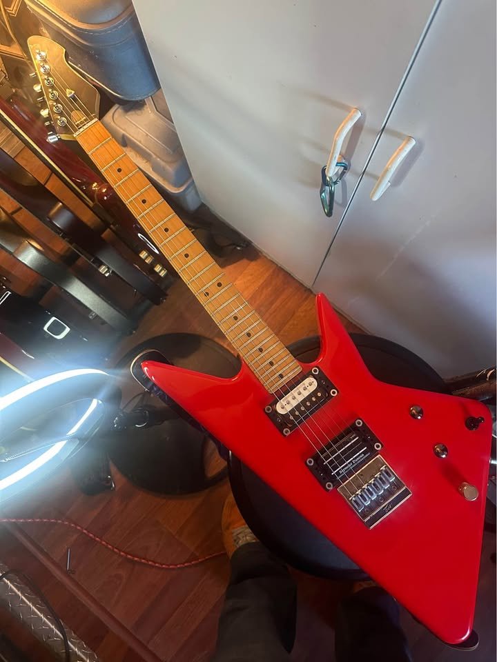 A Peavey Razer one of three models going for the pointy guitar market in the 80s.  facebook.com/marketplace/it…