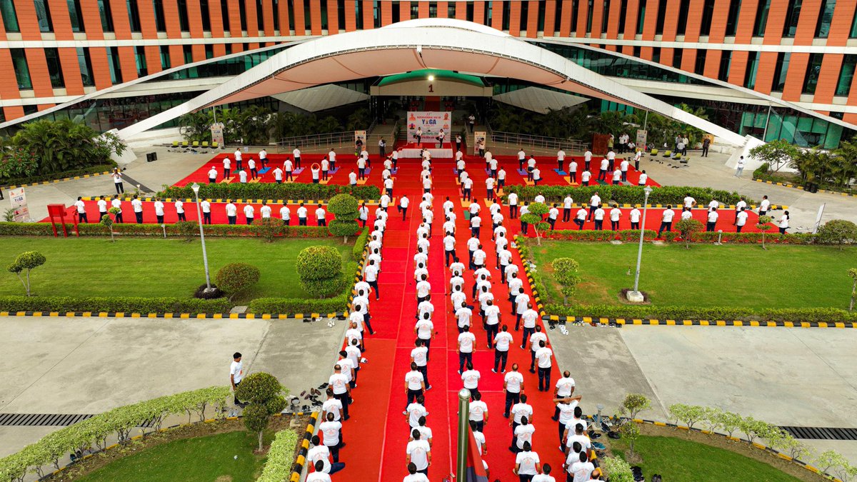 Bureaucrats Media (@mbureaucrats) on Twitter photo UP #DGP <a href="/Rajeevkrishna69/">Rajeev Krishna IPS, DGP UP</a> Leads International Yoga Day Celebrations at Police Headquarters
📍#Lucknow: On the occasion of International Yoga Day, Uttar Pradesh Director General of Police (DGP) Rajeev Krishna participated in a yoga session held at the state police headquarters. UP #DGP <a href="/Rajeevkrishna69/">Rajeev Krishna IPS, DGP UP</a> Leads International Yoga Day Celebrations at Police Headquarters
📍#Lucknow: On the occasion of International Yoga Day, Uttar Pradesh Director General of Police (DGP) Rajeev Krishna participated in a yoga session held at the state police headquarters.