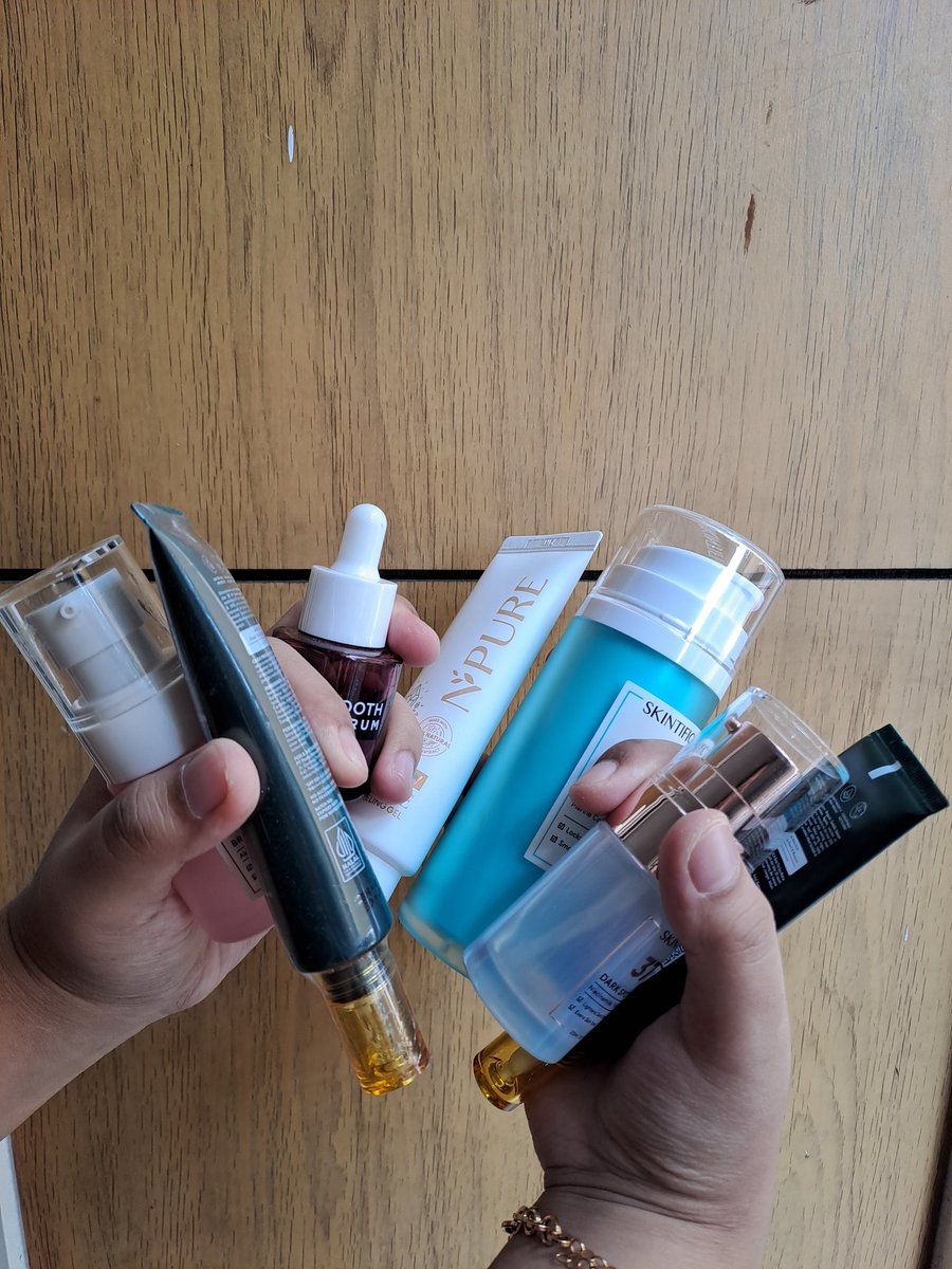 rahmaumi_'s tweet photo. Rekomendasi skincare untuk kulit kusam dan berminyak ✨️ honest review ya guys, aku udah pake serangkaian skincare ini dari akhir tahun 2024 dan itu works bgttt 😁

A thread https://t.co/UHvgt0unnB