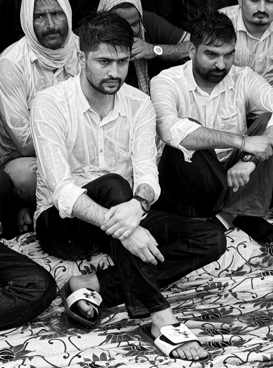 Rakesh Tikait (@rakeshtikaitbku) on Twitter photo राजस्थान विश्वविद्यालय में परीक्षा दे रहे विधायक अभिमन्यु पूनिया और निर्मल चौधरी को पुलिस द्वारा गिरफ्तार करना एक निंदनीय कदम है यह राजस्थान विश्वविद्यालय की स्वायत्तता पर सीधा हमला है।
यह शुरुआत है तुम दोनों के संघर्ष की गलत का डटकर मुकाबला करो <a href="/NirmlChoudhary/">Nirmal Choudhary</a> <a href="/AbhimanyuP00NIA/">Abhimanyu Poonia</a> राजस्थान विश्वविद्यालय में परीक्षा दे रहे विधायक अभिमन्यु पूनिया और निर्मल चौधरी को पुलिस द्वारा गिरफ्तार करना एक निंदनीय कदम है यह राजस्थान विश्वविद्यालय की स्वायत्तता पर सीधा हमला है।
यह शुरुआत है तुम दोनों के संघर्ष की गलत का डटकर मुकाबला करो <a href="/NirmlChoudhary/">Nirmal Choudhary</a> <a href="/AbhimanyuP00NIA/">Abhimanyu Poonia</a>