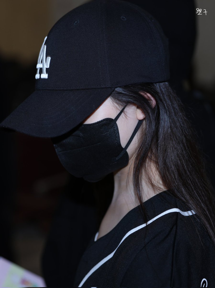 e_9xyz's tweet photo. 250621 입국

#UNIS #임서원 #SEOWON #유니스 #LIMSEOWON https://t.co/GBm4dbEF7g