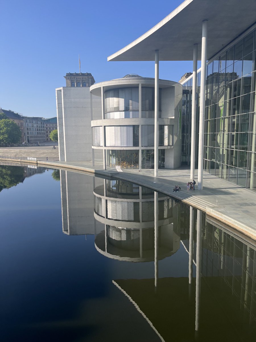 Berliner Formen und Spiegelung am Morgen