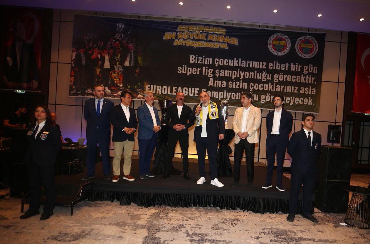 PANKART REZALETİ… 

Bir yönetici de “bu nasıl pankart” demez mi?