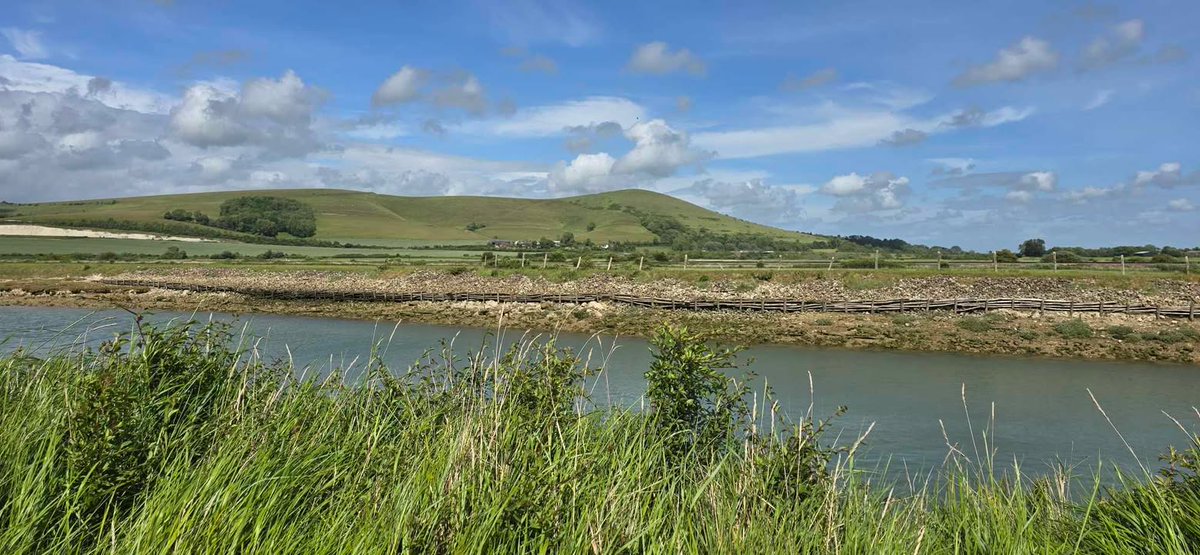 Catriona Dejean took this lovely shot of Mount Caburn, Lewes, looking over the River Ouse. Thanks for sending in this lovely #Photooftheday 📸