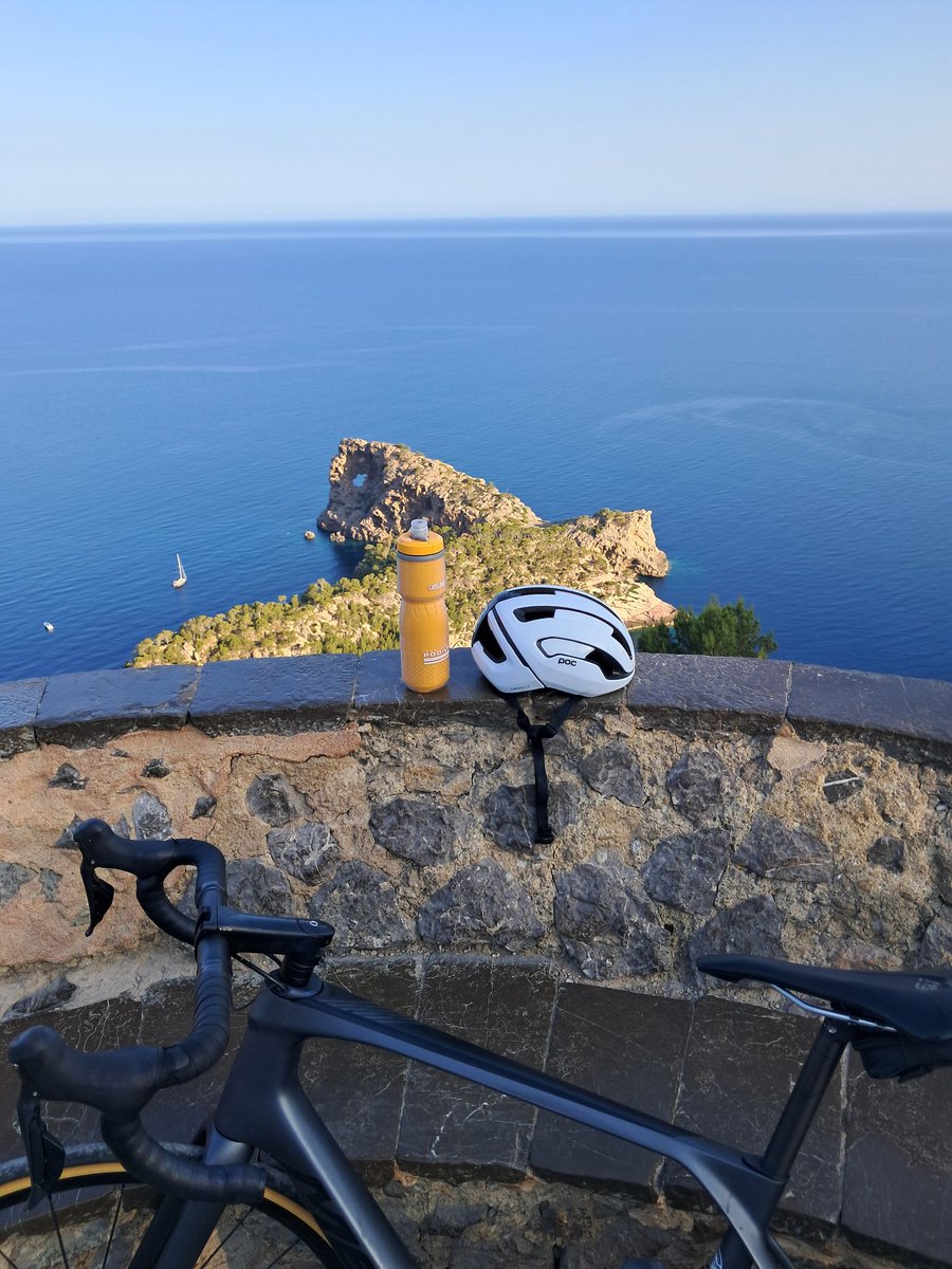 Molt millor venir ara i així que fa 12 hores rodejat de jov@s guap@s amb vespas llogades i camises i vestits llargs i blancs.