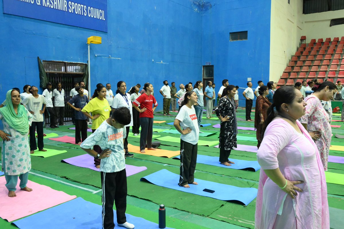 diosamba1's tweet photo. 🧘‍♂️ Samba stretches in sync!
#InternationalYogaDay #WellnessTogether

@diprjk @dcsambaoffice @ddnews_jammu @AkashvaniAIR @air_jammu https://t.co/inIzk4dgBk