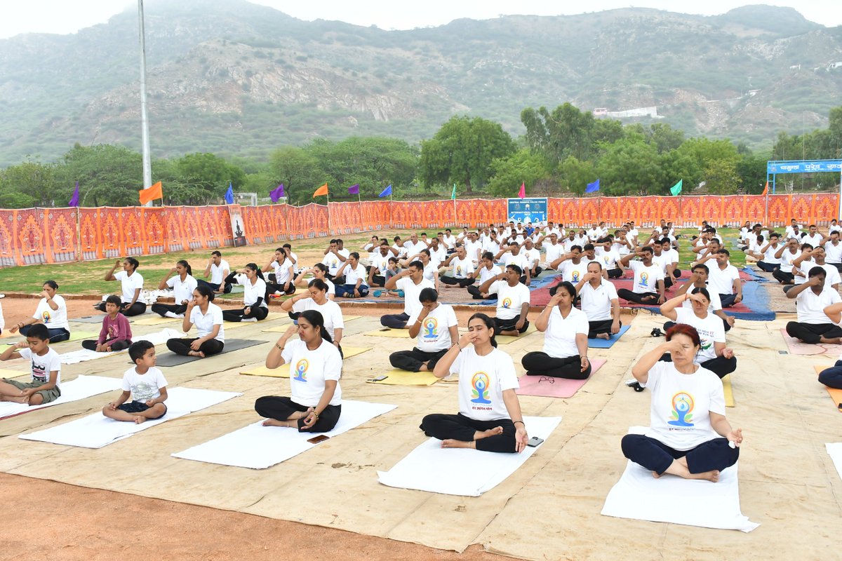 AjmerGc's tweet photo. On #InternationalDayofYoga2025 was organized by @GC II Ajm at Chamunda Ground as per Protocol, Personnel of GC, ATC &amp;  Family Members enthusiastically participated in Yoga session organized on the eve.
#InternationalYogaDay 
@PIBHomeAffairs
@crpfindia
@HqrsCrpf
@archana_ips https://t.co/6nJXXKDvea