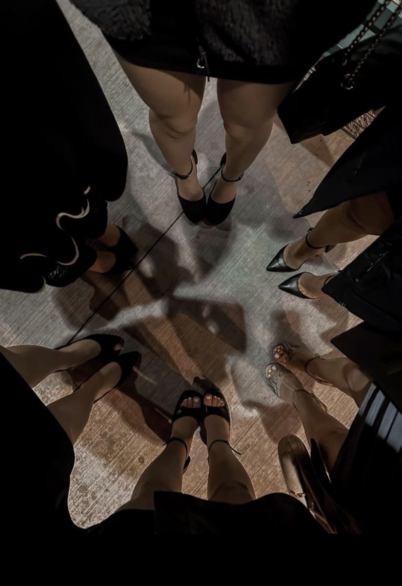 wie sehr wünschst du dir, du wärst jetzt auf allen Vieren vor uns und küsst unsere Füße? 🐶💗
Retweet