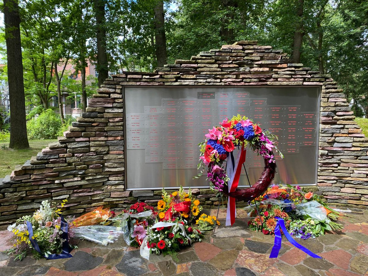 VaBrVr's tweet photo. Vandaag herdenken we bij het Nationaal Brandweermonument in Arnhem onze #brandweercollega’s die bij het uitoefenen van onze passie het grootste offer hebben gebracht. https://t.co/Mx9tLnwVRR