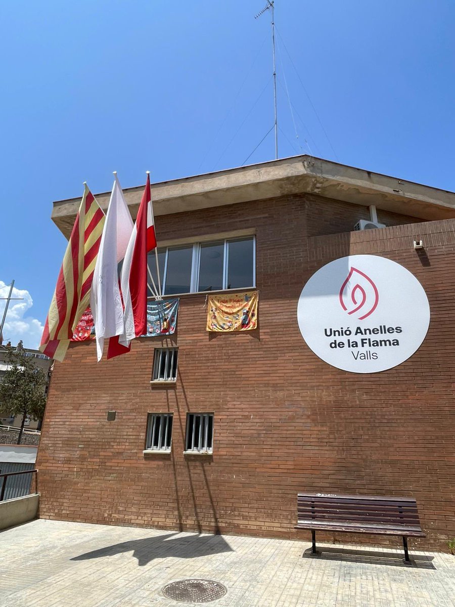 FM Sant Joan 🔥 | Bona Festa Major 2025!

Les banderes i els domassos engalanaran la façana principal del local social durant tots els dies de la celebració.

#UAFValls #SantJoanUAF #SantJoanValls #Valls