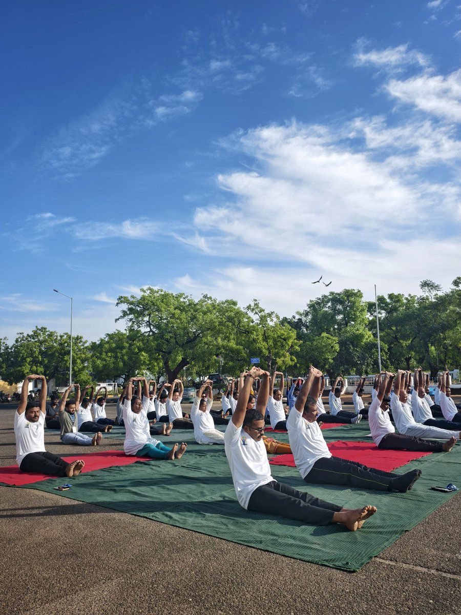 🧘‍♀️🌎 #InternationalDayofYoga2025 was celebrated at #MaduraiAirport. 

#MaduraiAirport organised a yoga session in collaboration with Sri Pathanjali Maharishi Yoga Trust, eager participation of various stakeholders helped in spreading the message of One Earth and One Health.