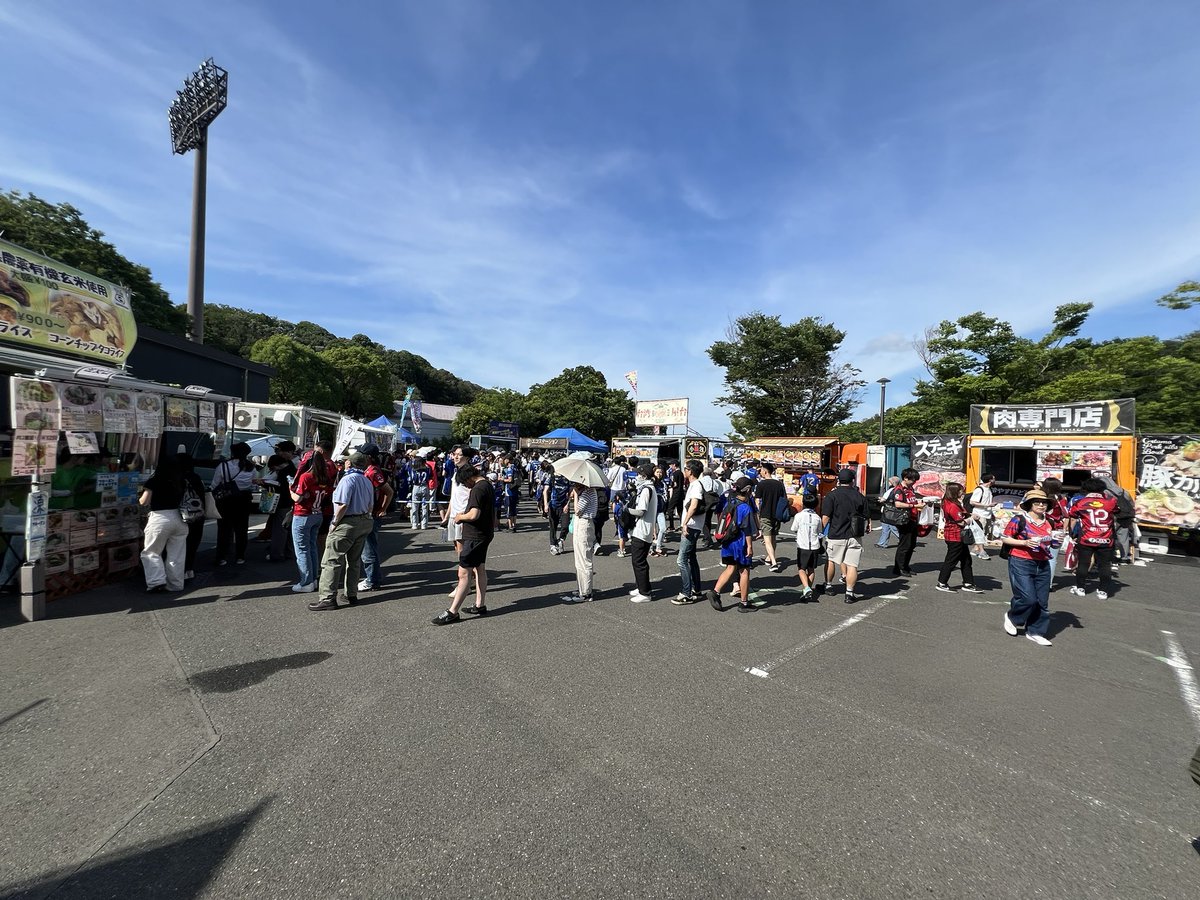 madflash's tweet image. 友人達の中で一番乗り、出店見てる
日差しがやばい
#町田GIONスタジアム