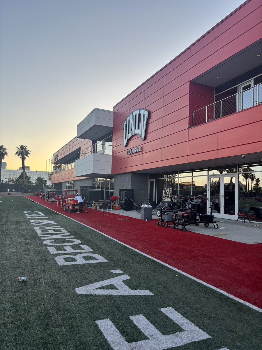 Captain627272's tweet image. Thank you for inviting me to your camp @CoachJoeDenney @unlvfootball @UNLVLadyRebels @GregBiggins @2gKohl @coachcruz96 @CoachSethAdam3 @One11Recruiting @Raadicle @CoachBru1 @SportPrepX @_formulasports @TEAMHUSTLEFTBL
