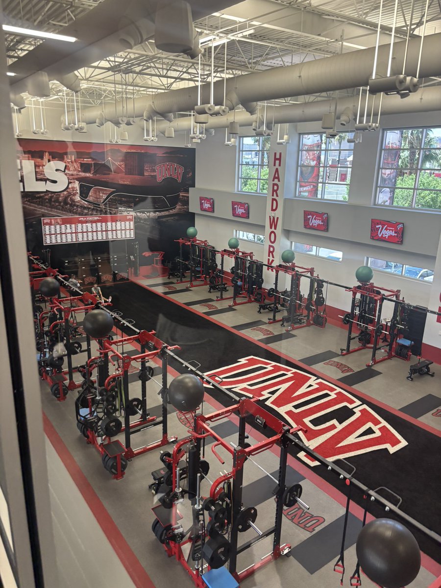 Captain627272's tweet image. Thank you for inviting me to your camp @CoachJoeDenney @unlvfootball @UNLVLadyRebels @GregBiggins @2gKohl @coachcruz96 @CoachSethAdam3 @One11Recruiting @Raadicle @CoachBru1 @SportPrepX @_formulasports @TEAMHUSTLEFTBL
