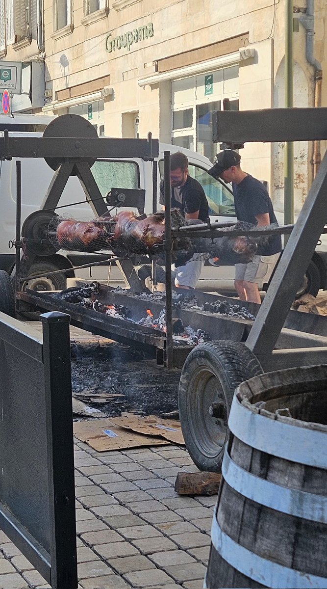 Saturday morning market  coffee ☕️ and croissant 😋
Lots of colour and pigs on spit ready for la fête de la musique 🎶 🎶