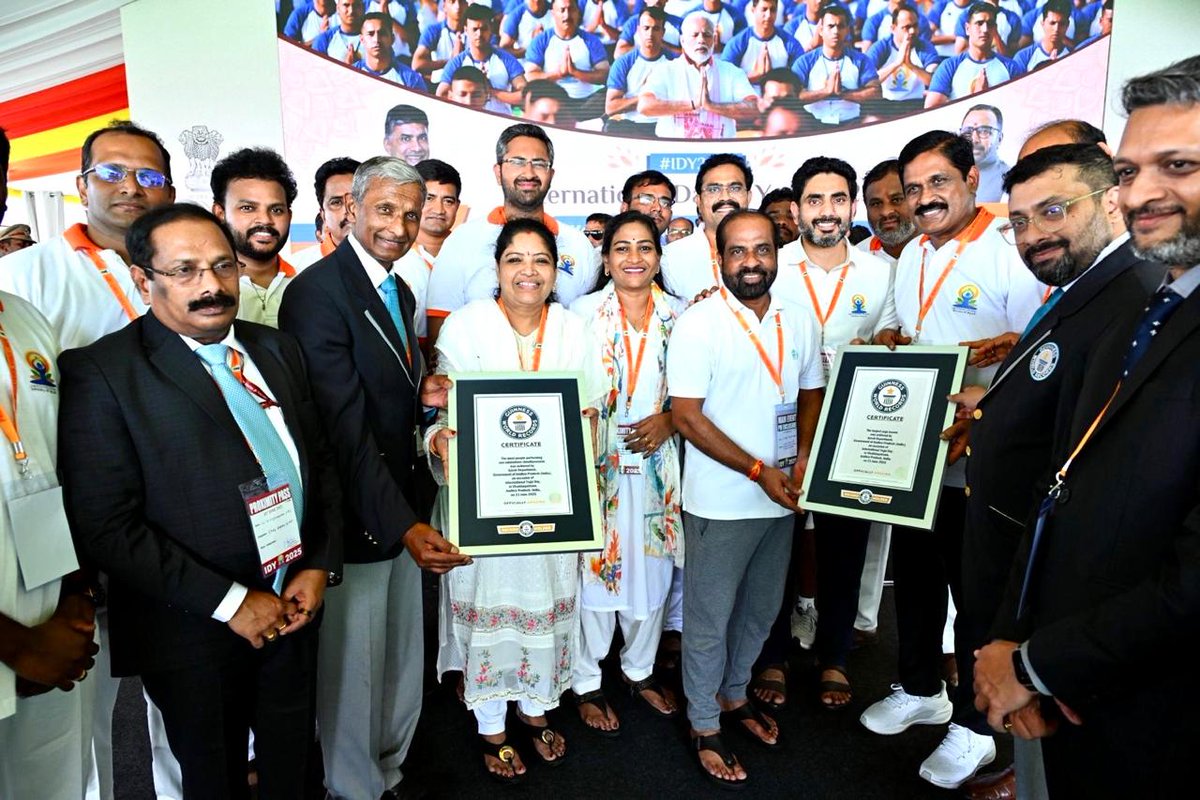 Anitha Vangalapudi (@anitha_tdp) on Twitter photo అడుగడుగునా ఉత్సాహం.. లక్షలాదిమంది కదిలి వచ్చి విజయవంతం చేసిన ఉత్సవం.. కూటమి ప్రభుత్వ సారధ్యంలో గిన్నిస్ బుక్ ఆఫ్ రికార్డ్స్ లో ఎక్కిన చారిత్రాత్మక ఘట్టం.. ఇంతటి మహోన్నతమైన వేడుకలో భాగస్వామ్యం కావడం పూర్వజన్మ సుకృతం. ఈ అవకాశాన్ని కల్పించిన గౌరవ ప్రధానమంత్రి శ్రీ <a href="/narendramodi/">Narendra Modi</a> అడుగడుగునా ఉత్సాహం.. లక్షలాదిమంది కదిలి వచ్చి విజయవంతం చేసిన ఉత్సవం.. కూటమి ప్రభుత్వ సారధ్యంలో గిన్నిస్ బుక్ ఆఫ్ రికార్డ్స్ లో ఎక్కిన చారిత్రాత్మక ఘట్టం.. ఇంతటి మహోన్నతమైన వేడుకలో భాగస్వామ్యం కావడం పూర్వజన్మ సుకృతం. ఈ అవకాశాన్ని కల్పించిన గౌరవ ప్రధానమంత్రి శ్రీ <a href="/narendramodi/">Narendra Modi</a>