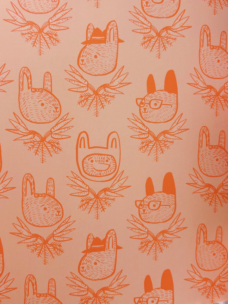 세련된 취향처럼 보이는 겉모습과는 달리 수건에는 귀여운 동물들이 선글라스를 쓰고 해변에 누워 있는 그림이 프린팅되어 있었다. 분홍색 토끼 옷을 뒤집어쓴 회색 늑대의 주변에 흰색, 갈색 토끼들이 옹기종기 모여 있는 귀여운 그림이었다.

아이싱 온 더 케이크 2권 | 플로나 저

울피( ◜࿀◝ )