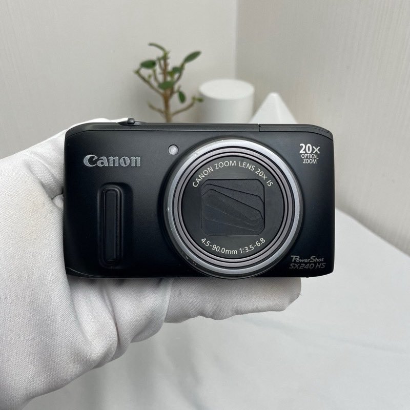 bibiss_0909's tweet photo. Canon powershot SX240HS (รุ่นหายากมากๆ) ราคา 3,000 บาท 

สภาพ: สวย มีรอยตามการใช้งานบ้าง เลนส์มีรอยขนแมว จอมีรอยร้าวตามภาพไม่มีผลต่อรูป

#กล้องดิจิตอล #กล้องดิจิตอลมือสอง #ส่งต่อกล้องดิจิตอล https://t.co/coWY99AnFq