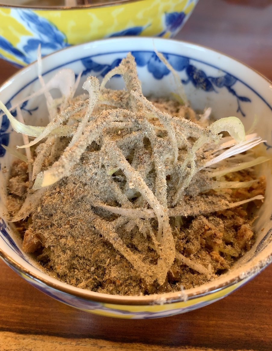 ちかみちらーめん(奈良/結崎)さんで｢｢極｣煮干らーめん」と｢和え玉｣を戴きました♪
煮干しの旨味タップリの濃厚ながらサラッと飲み干せる二段仕込みのスープ💫✨旨~~~っ💝旨~~~っ😍旨~~~っ😻堪らんね😇🥰煮干し感満載の和え玉も旨~~~っ🙆‍♀️🙆‍♂️