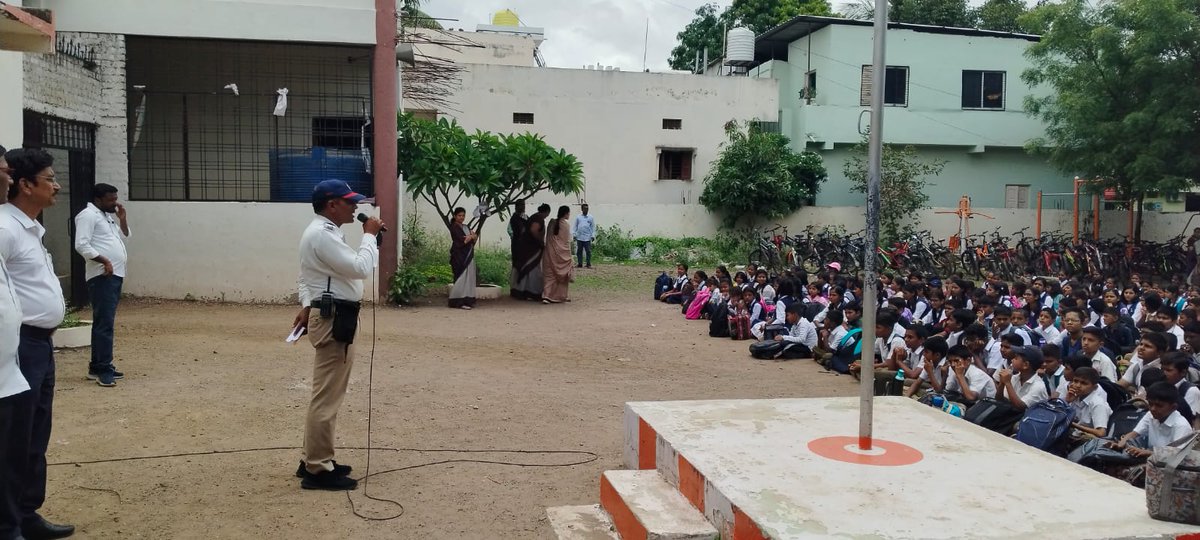 शिवाजी विद्यालय बीड येथे मा.पोलिस अधीक्षक नवनित कॉवत साहेब, अप्पर पोलिस अधीक्षक सचिन पांडकर साहेब, स पो नि सानप साहेब, PSI जाधवर साहेब यांच्या मार्गदर्शनाने वाहतुकीचे नियम व अपघात होऊ नये याबद्दल विद्यार्थी व शिक्षक यांना मार्गदर्शन करताना वाहतूक शाखेचे अंमलदार