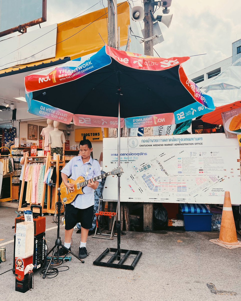 kitzabala's tweet photo. When in Thailand: eat, shop, sleep. 🔁 (1) https://t.co/VpZHsCYxvO