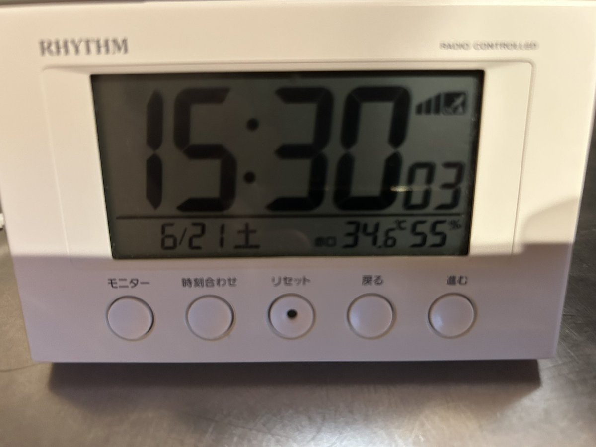 クーラなしの生活。今の部屋の温度34.6度。3歳の子供と一緒にいるが限界に近い🥵
妻3年目のエアコンのカビが嫌だと言うことで家中のエアコンは使用禁止に。そして外はPM2.5が入るので窓を開けることも禁止。
急遽スポットクーラーを買ったが外に出せない排熱が暑すぎて部屋は冷えない