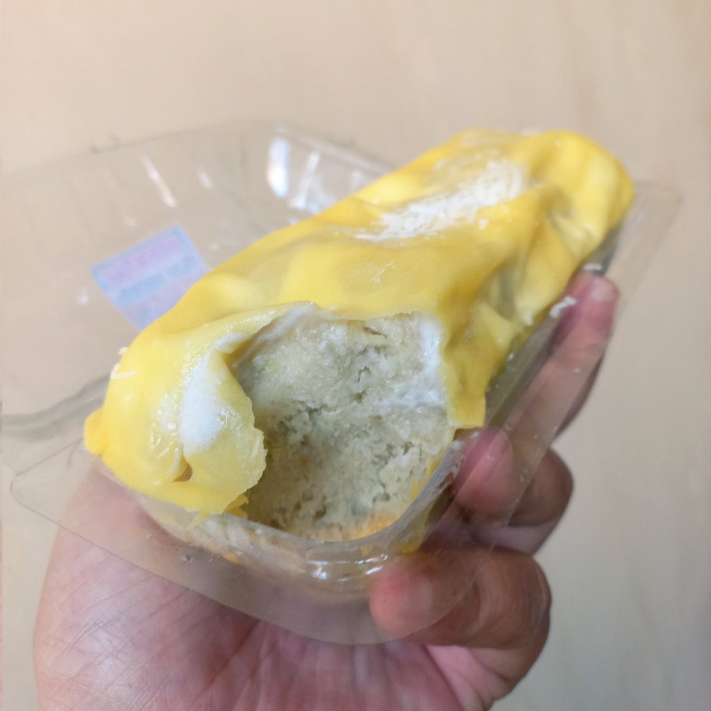 Buat pecinta DURIAN... kalian harus cobain deh Durian Roll ini, isinya real full daging durian. Nggak cukup beli satu sih😭