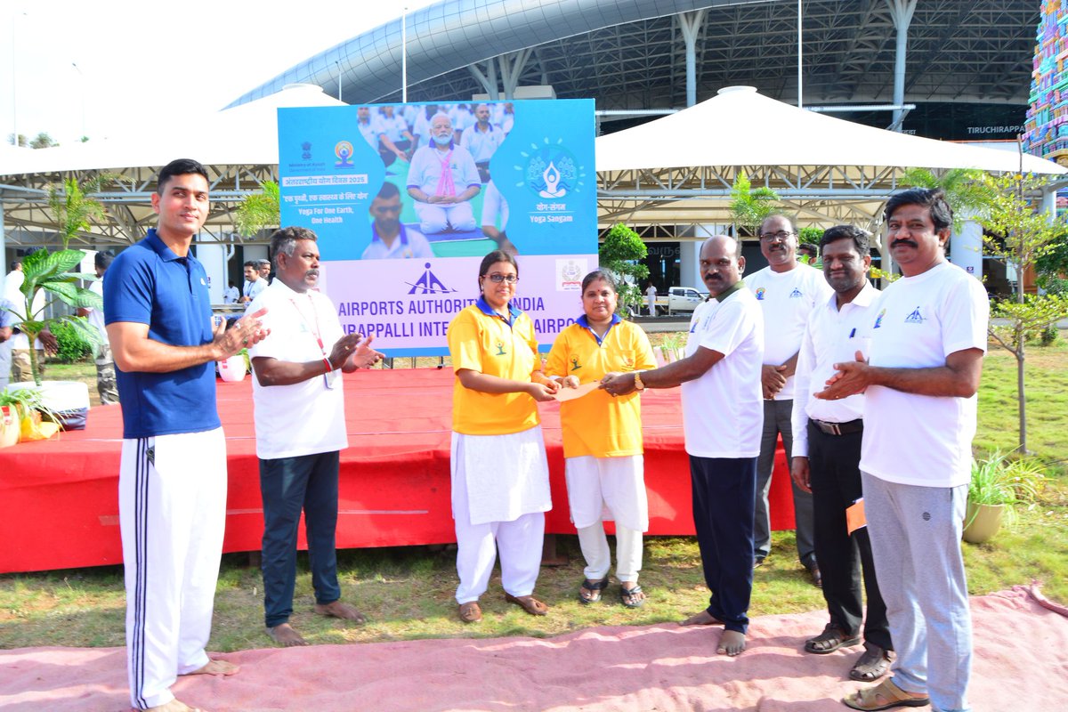 🌍"ஒரே பூமி, ஒரே ஆரோக்கியத்திற்கு யோகா" என்ற கருப்பொருளுடன் 11வது #IDY2025 ஐ கொண்டாடும் வகையில், நல்லிணக்கம் மற்றும் நல்வாழ்வை மேம்படுத்துவதற்காக AAI, CISF, APHO மற்றும் பிற நிறுவனங்களின் பங்கேற்புடன் #திருச்சிவிமானநிலையத்தில் #யோகாசங்கம் ஏற்பாடு செய்யப்பட்டது.🧘‍♂️