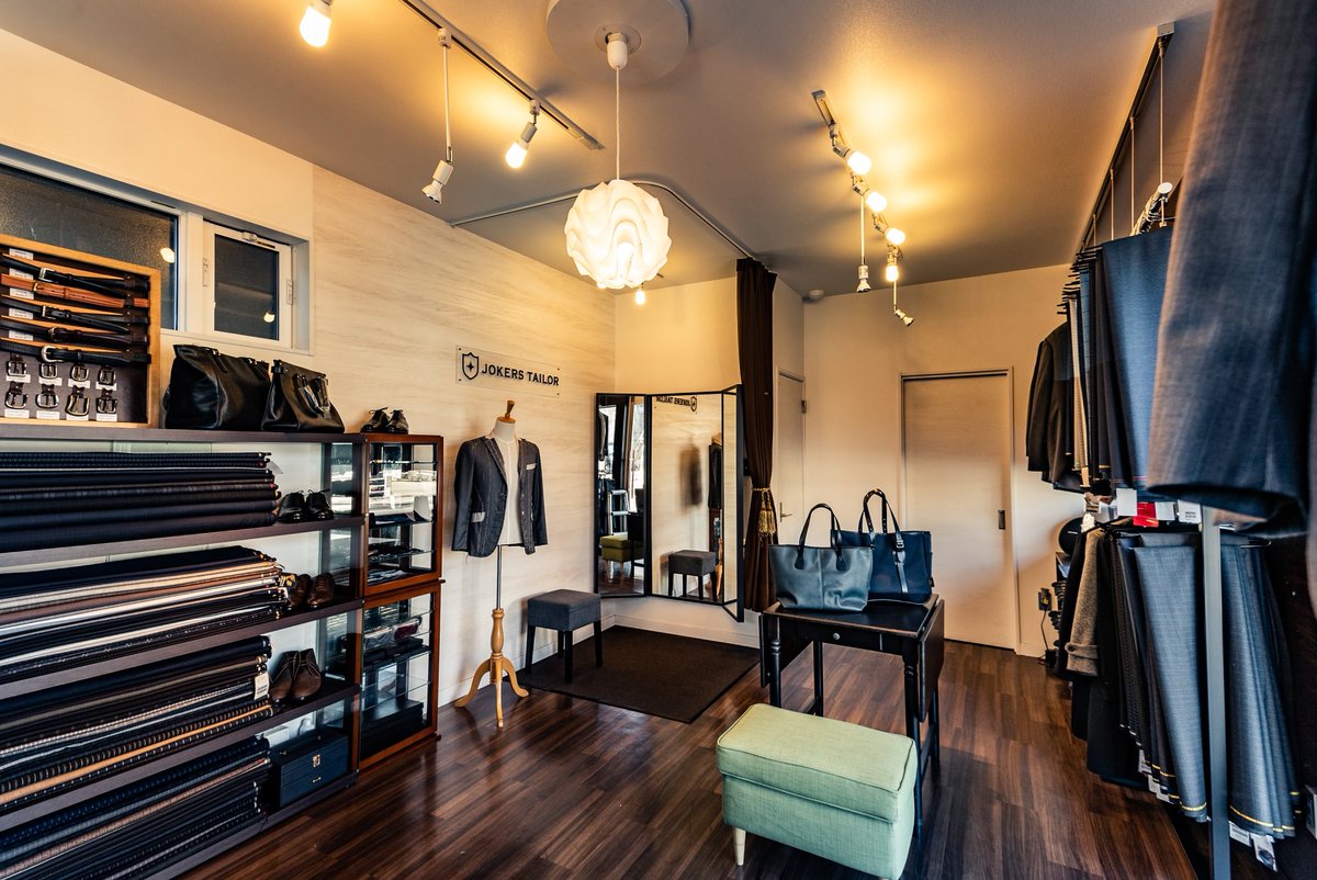 現在4店舗で営業していますジョーカーズテーラーを紹介します。
ジョーカーズテーラー甲斐本店
〒400-0124
山梨県甲斐市中下条891-7
定休日：水曜日
営業時間：12時～19時
駐車場：店舗横の駐車場をご自由にご利用頂けます。(最大12台)
TEL：055-267-9799
※完全予約制の為、営業時間は変動致します。