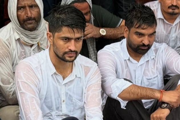 🇮🇳रोहित जाखड़-Rohit Jakhar-ਰੋਹਿਤ ਜਾਖੜ 🇮🇳 (@chrohitjakhar) on Twitter photo लगातार आम जन मानस के न्याय के लिए संघर्षरत।
विधायक <a href="/AbhimanyuP00NIA/">Abhimanyu Poonia</a> तथा
#राजस्थान_विश्वविद्यालय के छात्र संघ अध्यक्ष <a href="/NirmlChoudhary/">Nirmal Choudhary</a> को
राजस्थान विश्वविद्यालय के कैंपस से परीक्षा के दौरान पुलिस द्वारा गिरफ्तार करना न केवल जयपुर पुलिस का दोगलापन है
बल्कि यह राजस्थान लगातार आम जन मानस के न्याय के लिए संघर्षरत।
विधायक <a href="/AbhimanyuP00NIA/">Abhimanyu Poonia</a> तथा
#राजस्थान_विश्वविद्यालय के छात्र संघ अध्यक्ष <a href="/NirmlChoudhary/">Nirmal Choudhary</a> को
राजस्थान विश्वविद्यालय के कैंपस से परीक्षा के दौरान पुलिस द्वारा गिरफ्तार करना न केवल जयपुर पुलिस का दोगलापन है
बल्कि यह राजस्थान