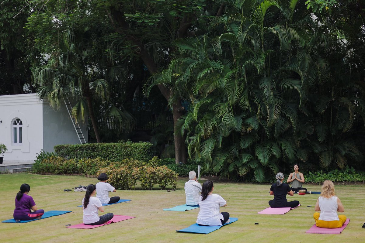 EmbEspIndia's tweet image. ✨ To mark International Yoga Day, Embassy staff came together for a serene morning yoga session at the Residence — a perfect start to the day, filled with mindfulness, balance, and calm. 🧘‍♀️🌿🙏🏻

#díainternacionaldeyoga #internationalyogaday  
#SpaIndia