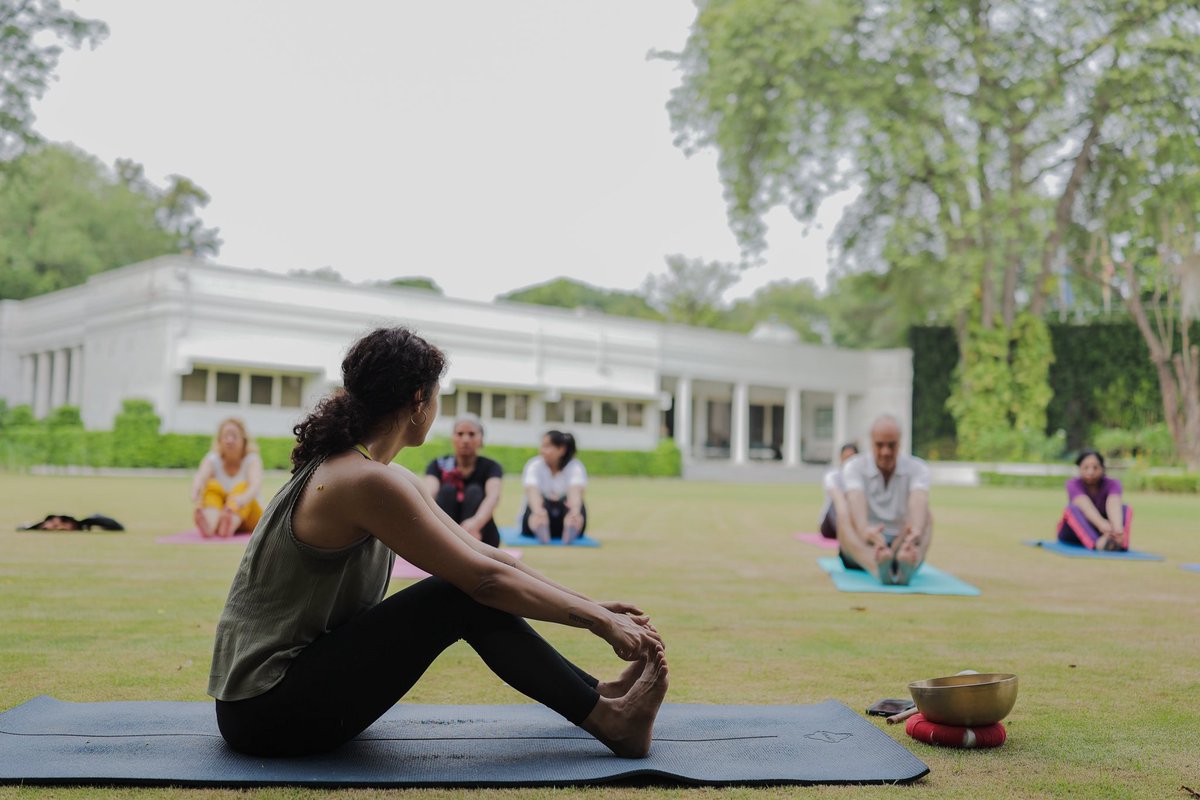 EmbEspIndia's tweet image. ✨ To mark International Yoga Day, Embassy staff came together for a serene morning yoga session at the Residence — a perfect start to the day, filled with mindfulness, balance, and calm. 🧘‍♀️🌿🙏🏻

#díainternacionaldeyoga #internationalyogaday  
#SpaIndia
