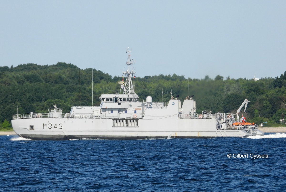 Norwegian Oksøy-class minehunter  HNoMS Hinnøy  M 343  coming into Kiel ( Germany ) June 20, 2025. SNMCMG 1.<a href="/WarshipCam/">WarshipCam</a>,<a href="/seawaves_mag/">SeaWaves Magazine</a>,<a href="/UKForcesTracker/">UK Forces Tracker</a>.