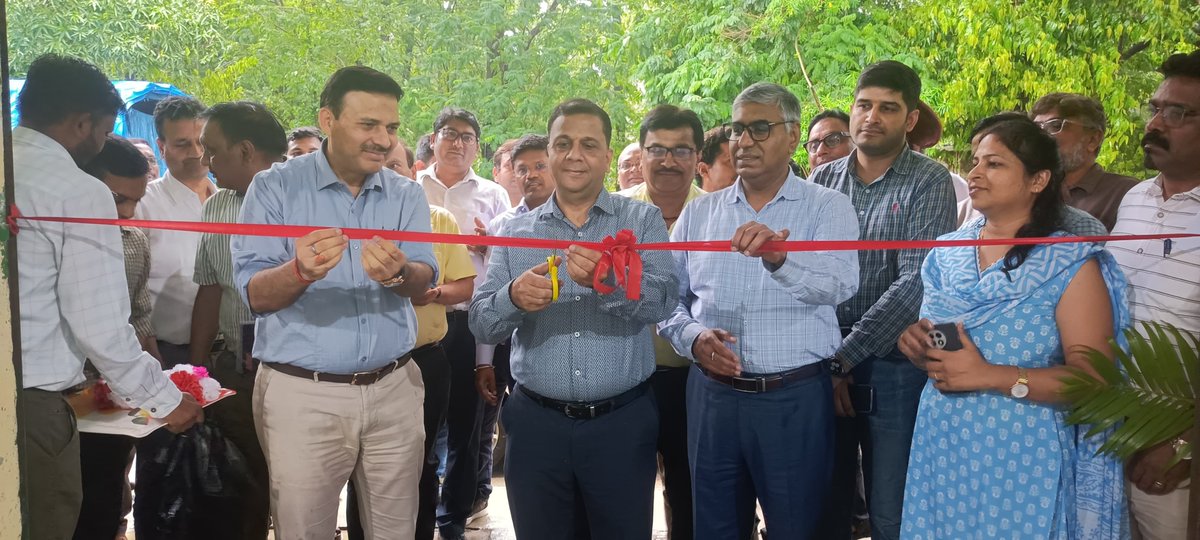 माननीय ED(W) सर, GM(MAH), एवं पदाधिकारियों द्वारा DO बोरीवली में दिनांक19.06.2025 को BADMINTON COURT का उदघाटन किया गया। शारीरिक और मानसिक स्वास्थ्य के लिए खेल जीवन एक अहम हिस्सा है।