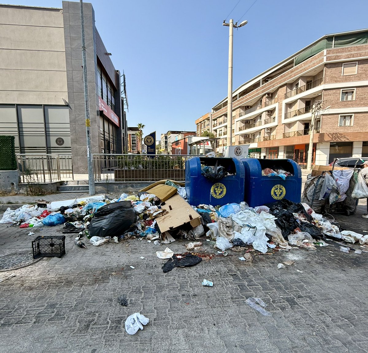 <a href="/BucaBld/">Buca Belediyesi</a> @bucasarimasa <a href="/izmirbld/">İzmir Büyükşehir Belediyesi</a> artık biz bu çöp pislik ile yaşamak zorundamıyız ???
<a href="/TVAdalet/">adalet.tv</a> <a href="/izmirvaliligi/">T.C. İzmir Valiliği</a> lütfen gerekeni yapın burası Buca belediyesi ek hizmet binası belediye onu bu şekil diğer tarafları siz dusunun