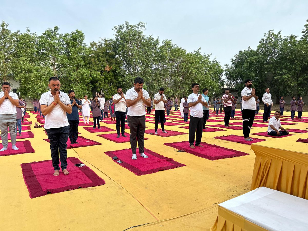 krishkumarsinh's tweet image. Lodhika block level 11 th Yog Day celebration @ Metoda @CollectorRjt