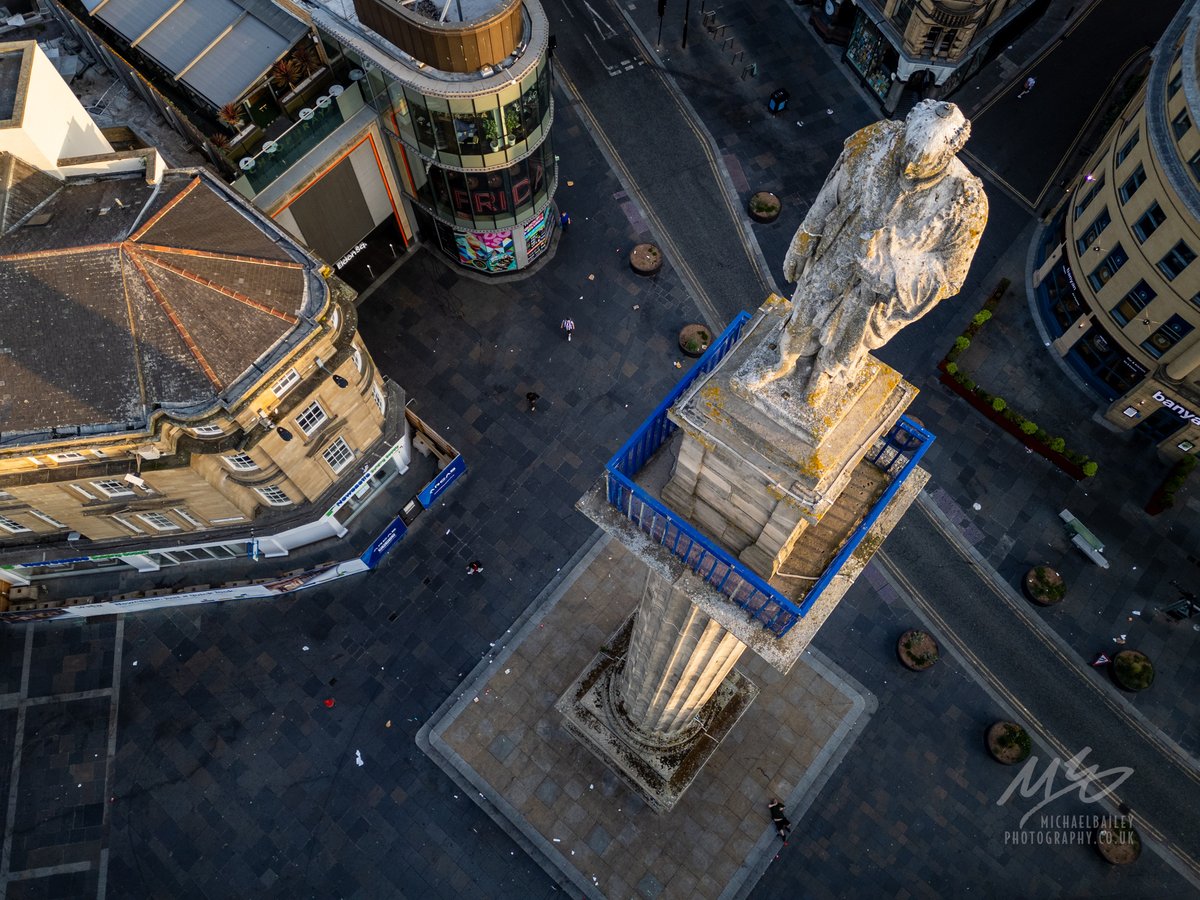 🧵📸 NEWCASTLE PHOTO THREAD! I popped to town this morning, and took some photos. Here we go! 1/ Grey's Monument, complete with 'tired and emotional' gentleman having a nap on the plinth.