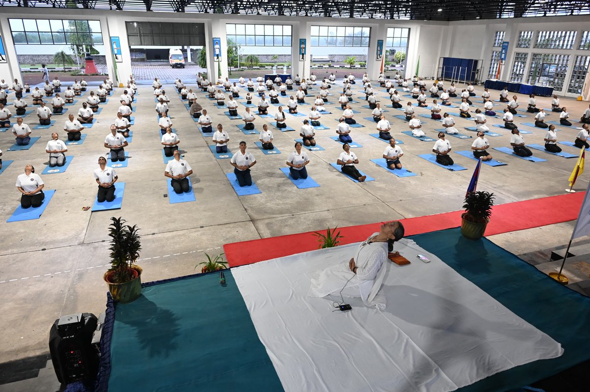 IN_NavalAcademy's tweet image. 🧘‍♂️ #IDY25 | Rooted in India’s rich heritage, #INA celebrated the 11th International Day of Yoga at #Station_Ezhimala.

Enriching sessions on the Yogic way of life and meditation by Mrs Padmini Jog, along with yoga competitions and quizzes, saw enthusiastic participation from the…