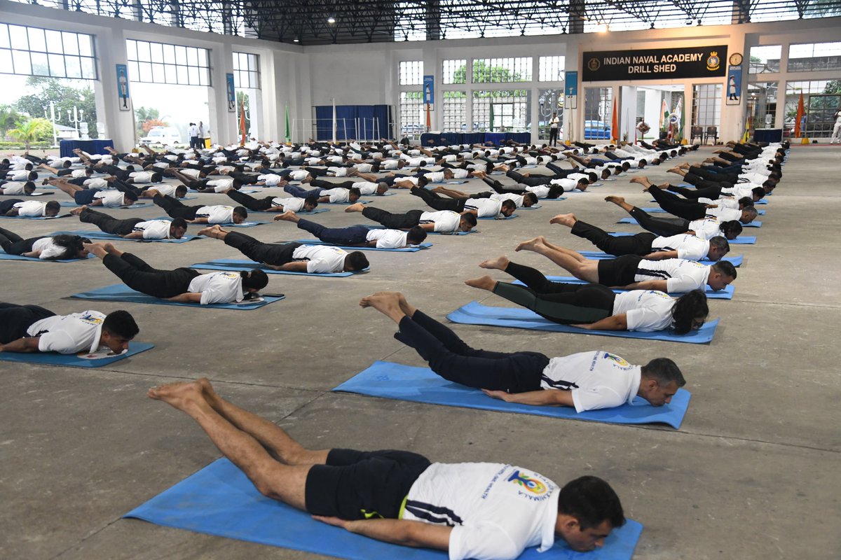 IN_NavalAcademy's tweet image. 🧘‍♂️ #IDY25 | Rooted in India’s rich heritage, #INA celebrated the 11th International Day of Yoga at #Station_Ezhimala.

Enriching sessions on the Yogic way of life and meditation by Mrs Padmini Jog, along with yoga competitions and quizzes, saw enthusiastic participation from the…