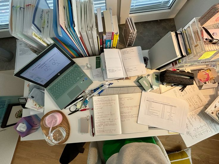 pilatesgirly's tweet photo. busy weekend 📝🧃 https://t.co/ufQRf0UhOZ