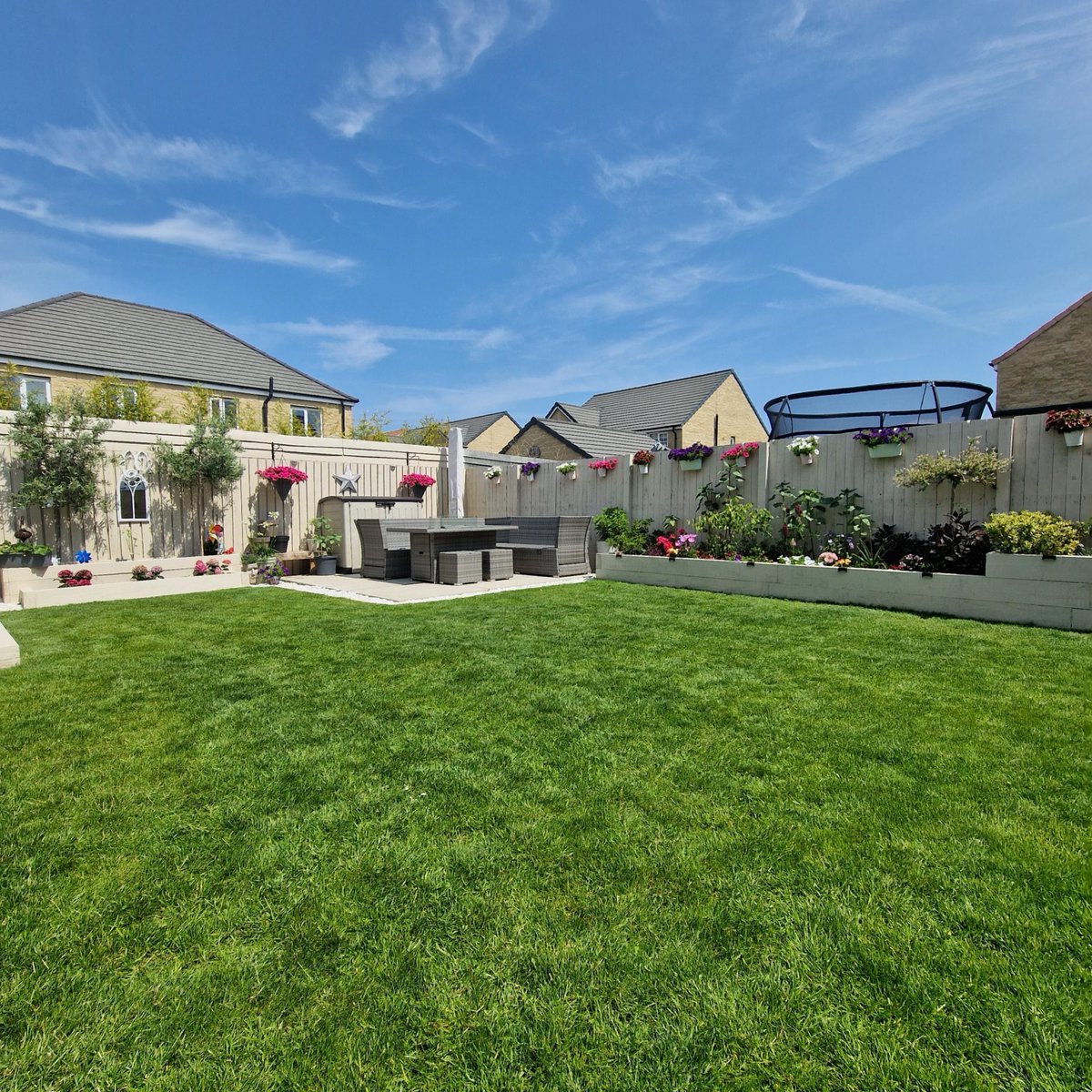 The perfect space to spend a sunny weekend 💙 We love these gorgeous garden scenes from ambassador thestapleshome 🌺