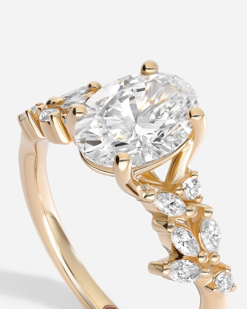 This bespoke engagement ring boasts a 1.59ct oval diamond and a magical cluster of smaller diamonds around it, resembling petals. It's all set in 18ct warm yellow gold and has us wondering what fabulous things are ahead for this magical ring and its wearer ✨💍

#bespoke #custom