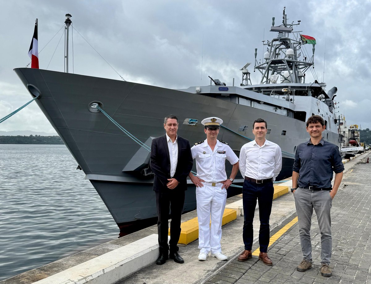🇻🇺🇫🇷 Merci au CC Loïc Declercq et à l'équipage du Bénébig pour une riche escale à Port-Vila : une patrouille maritime conjointe avec des officiers vanuatais à bord, un cocktail, un match de foot, un déjeuner et des visites d'écoles.
